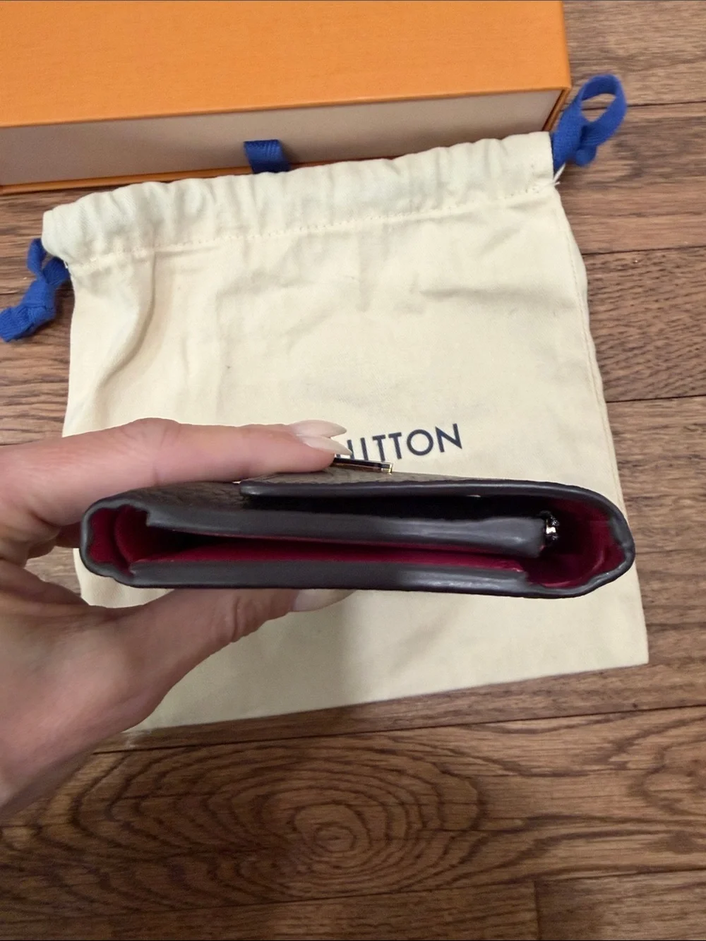 Louis Vuitton Capucines Compact Wallet Black - Picture 8 of 11